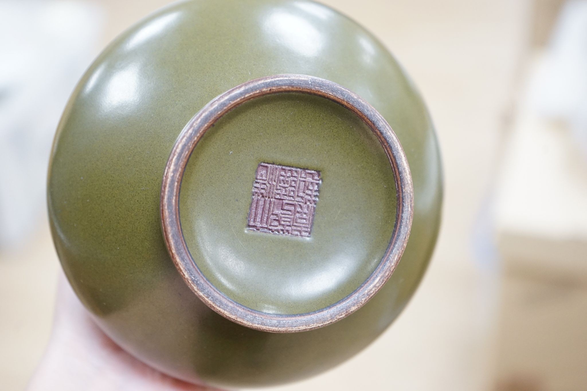 A pair of Chinese Nanking Cargo bowls and a teadust glazed vase, 21cm